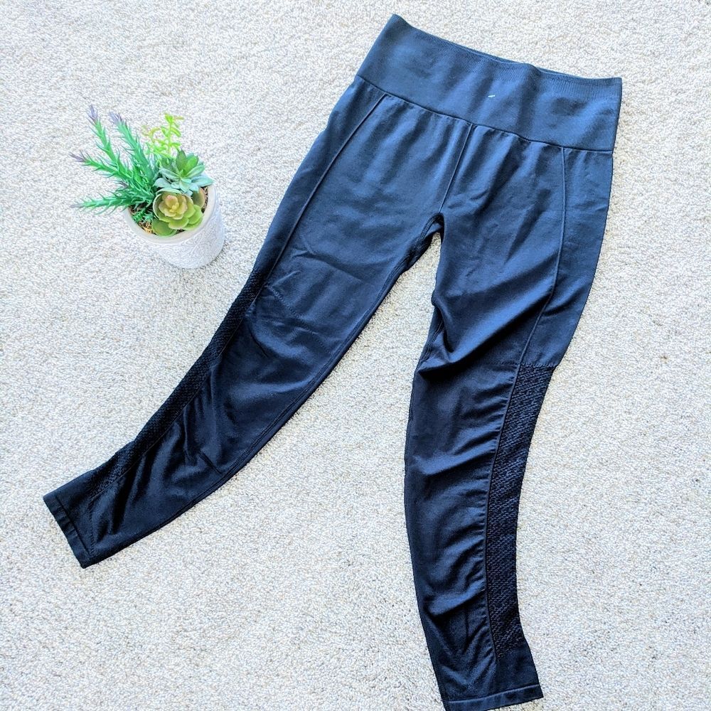 Black NWT Fabletics High Waist Leggings Mesh Side Panel Workout Yoga Activewear - Picture 9 of 9